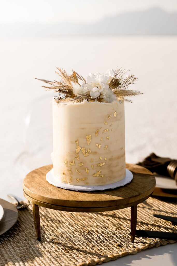 Utah elopement photographer captures close up of wedding cake with gold flakes