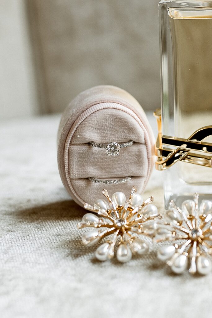 Utah elopement photographer captures close up of bridal jewelry and wedding rings 