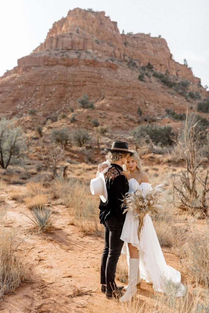 Utah elopement photographer captures couple hugging in Kanab
