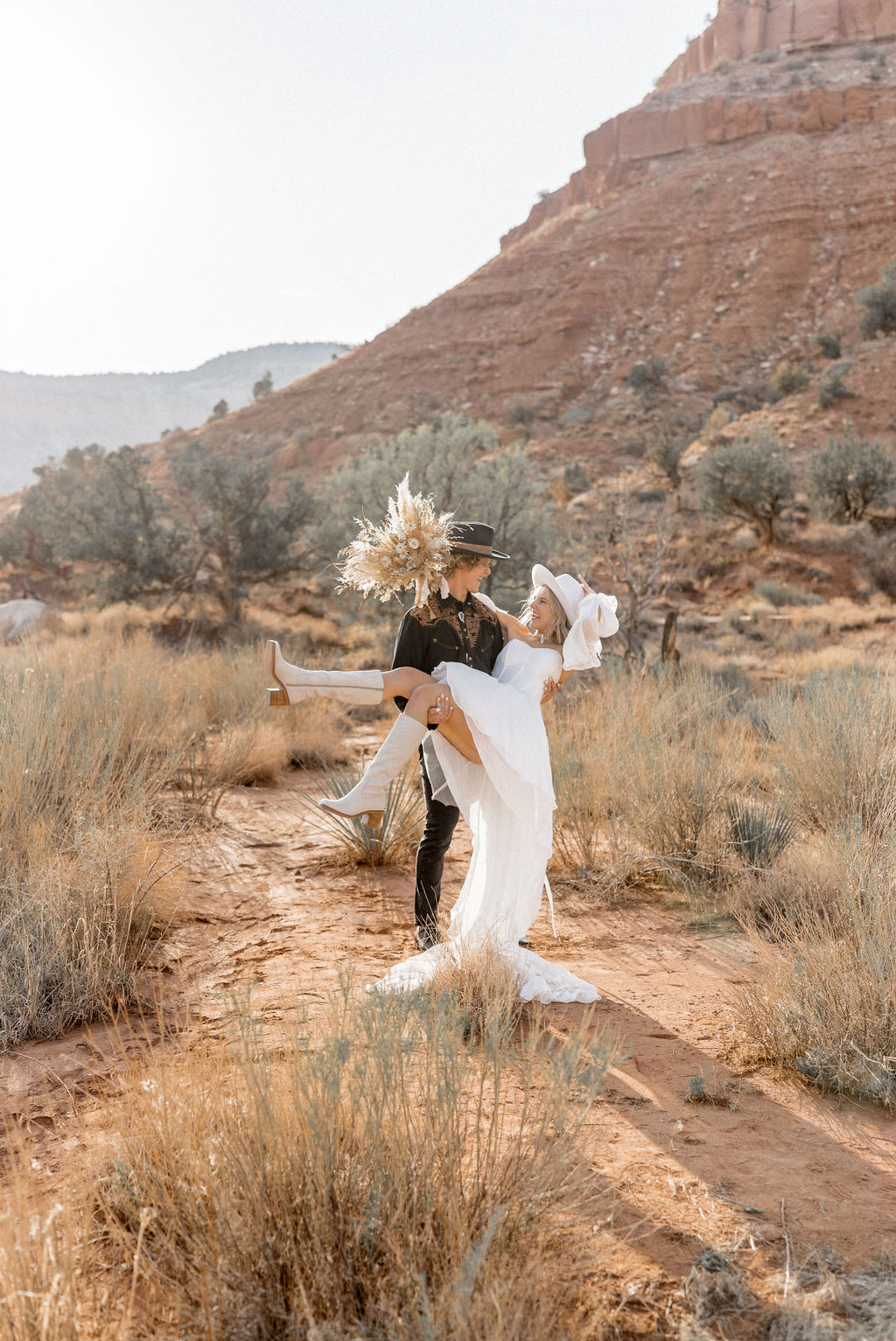 Utah elopement photographer captures couple hugging and kissing