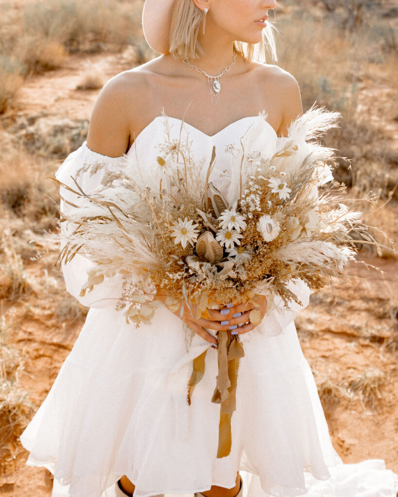 Utah elopement photographer captures bride holding pampas grass bouquet