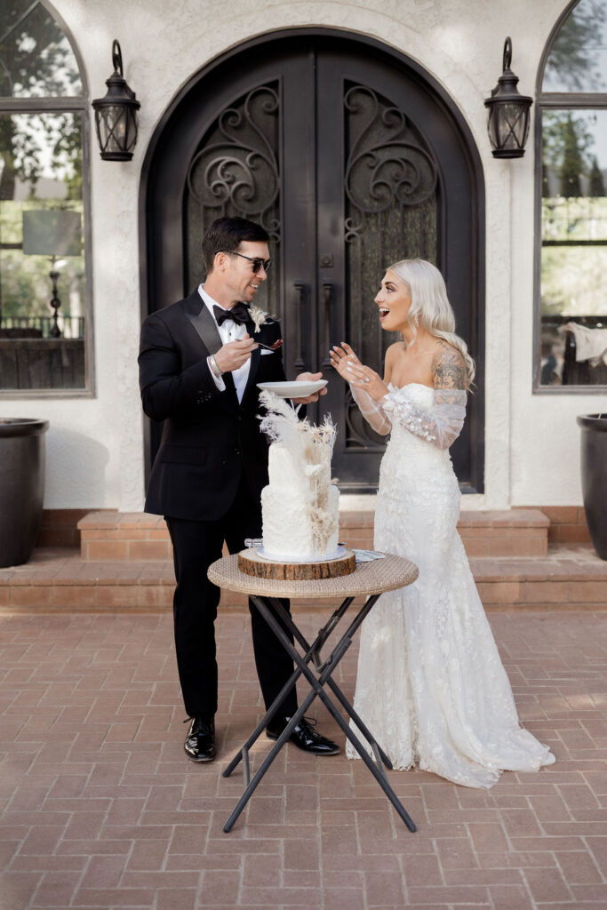 Utah elopement photographer captures bride and groom cutting cake