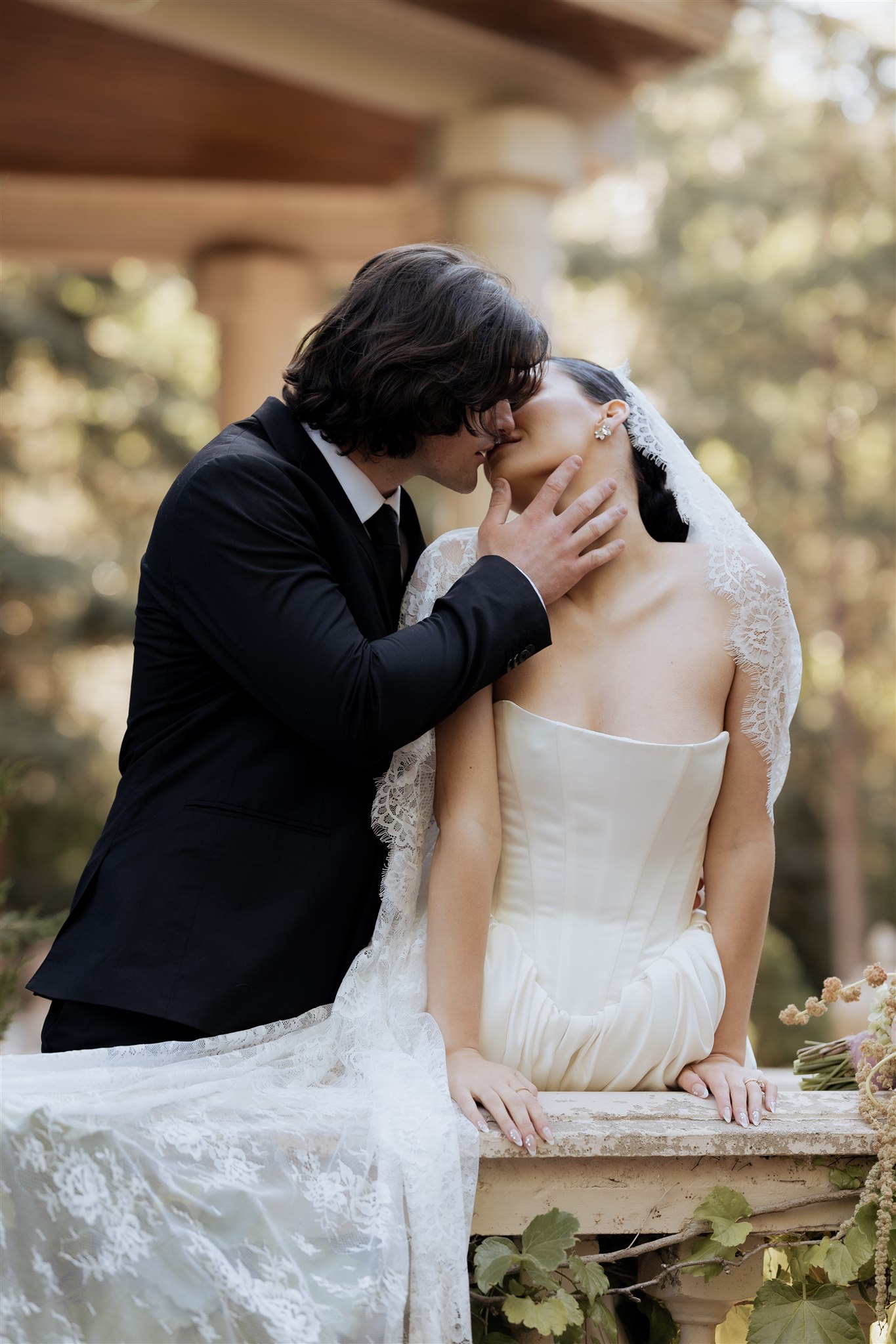 Couple kissing at La Caille venue in Utah.